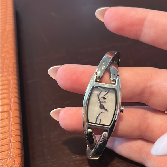 Elegant Silver Women's Bracelet Watch - Picture 2 of 2